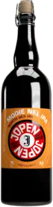 Een 75cl donker glazen fles Jopen Mooie Nel Grote Fles IPA met een oranjerood etiket met daarop North Sea IPA, Hoppy & Fruity, 6,5% alcohol, en afgesloten met een metalen sluiting.